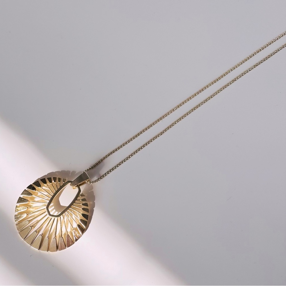KENDRA SCOTT Deanne Gold Sunburst Necklace - Picture 4 of 12